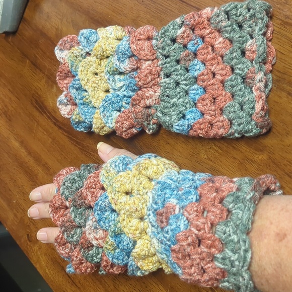 Hand Crafted Luxury Dragon Scale/ Mermaid Fingerless Texting Gloves - Picture 1 of 5